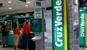 Cruz Verde recibe millonaria multa por vender medicamentos con sobreprecio en Colombia