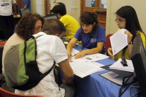 Estudiantes extranjeros ahora también pueden optar a una beca universitaria en Chile