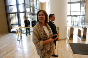 Ex ministra de Educación Mariana Aylwin es víctima de un portonazo en Vitacura