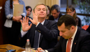 FOTO | José Antonio Kast pide apoyo a su candidatura presidencial usando los incendios y no se lo perdonaron