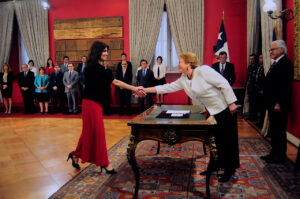 El consejo anti-troll de la Presidenta Bachelet a la vocera de Gobierno por su debut en Twitter