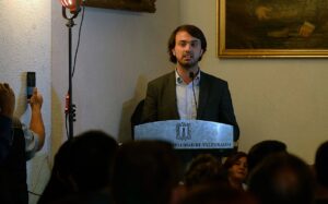 Alcalde Jorge Sharp confirma funcionamiento de los albergues por voraz incendio en Valparaíso