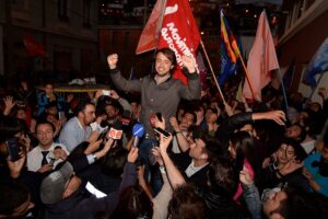 FOTOS | El gesto del alcalde Jorge Sharp con recolectores de basura en Valparaíso que todos comentan