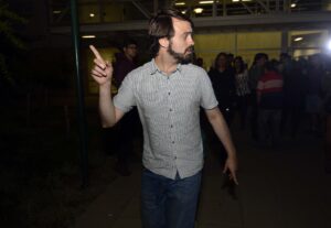 Sharp pide donación de ropa 