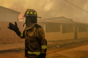 Conaf Valparaíso: Incendio continúa activo y existe riesgo de propagación