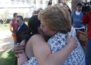 Presidenta Bachelet se reúne con damnificados de incendio en Valpo: 