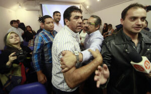 VIDEO | Barriga no asiste a Concejo a explicar masivos despidos y desata batalla campal entre adherentes