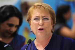 Un respiro para Bachelet: sube cinco puntos y cierra el año con 20% de aprobación