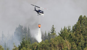 Brigadista de Conaf quedó inconsciente y perdió cinco dientes tras recibir descarga de agua desde helicóptero