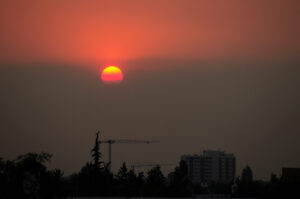 Santiago despierta bajo nube de smog y se espera máxima de 38 grados