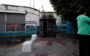 Bomba molotov y acelerantes indicarían intencionalidad en ataque incendiario al SII en Maipú