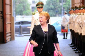 Bachelet cancela viaje al extranjero para monitorear incendios en el país