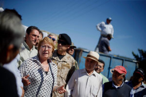 VIDEO | Bachelet es increpada por desesperadas vecinas del Maule: “Después de 10 días viene a reaccionar”