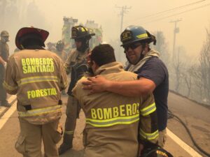 Confirman muerte de bombero en pleno incendio forestal de Constitución