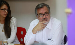 Alejandro Guillier dispara contra Piñera y Lagos por incendios: 