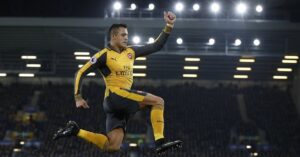 VIDEOS | Insultos a compañero y gestos al aire: las airadas reacciones de Alexis en empate del Arsenal