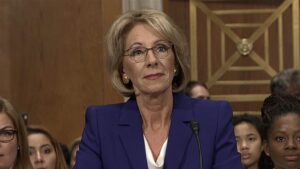 Ministra de Educación nombrada por Trump quiere seguir el 