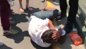 VIDEO | Registran violenta detención ciudadana a supuesto delincuente que robó celular en la micro