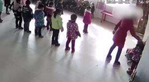 VIDEO | Las impactantes imágenes de una profesora que golpea sin piedad a dos menores en jardín infantil