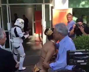 VIDEO | Piñera se hace el lindo con la princesa Leia y le pide a un stormtrooper que 