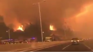VIDEO | Envuelto en humo y llamas: escalofriante video muestra uno de los accesos a Concepción