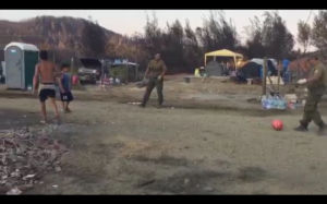 VIDEO | Carabineros improvisan un partido con niños damnificados por incendio en Santa Olga