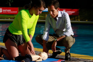 Conoce los tips de primeros auxilios que la ACHS y el municipio de Santiago enseñaron en campaña “Verano Seguro”