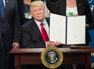 Donald Trump firmó decreto para levantar el polémico muro: 
