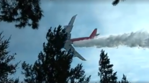 Increíble video registra el momento exacto en el que los 70 mil litros del SuperTanker caen a tierra