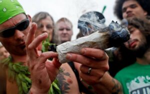 FOTO | Se volaron: grupo pro-marihuana cambia el cartel de Hollywood por 