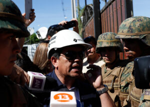 Alcalde de Santa Cruz pierde el control al no ser recibido por Bachelet: 