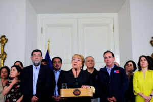 Chilenos rechazaron reacción del gobierno y de la Presidenta ante incendios forestales según Cadem