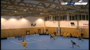 VIDEO | Colapsa techo de gimnasio en pleno partido y asistentes se salvan por poco de morir