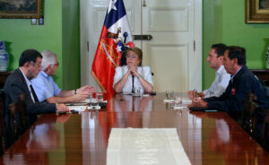 Michelle Bachelet convocó a reunión de emergencia por incendios forestales