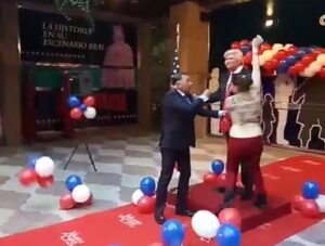 VIDEO | Protesta feminista en contra de estatua de cera de Trump instalada en Madrid