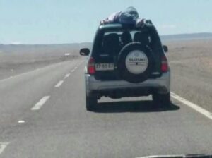 VIDEO | Joven viajaba amarrado arriba de un jeep en Calama, se dio vuelta y nadie sabe nada