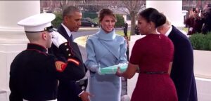 FOTOS | El mundo estalla con genial reacción de Michelle Obama al recibir regalo de Melania Trump