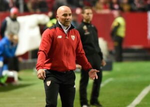 Explotó la olla: hinchas del Sevilla exigen la destitución inmediata del rehén Sampaoli