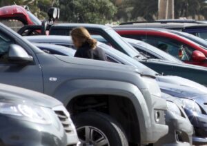 Los seis centros comerciales en Santiago que no cobran por su estacionamiento