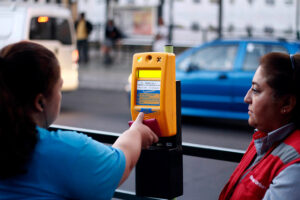 Ministerio de Transporte alerta de posible aumento en tarifa del Transantiago