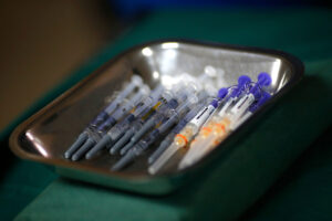 Contraloría abre sumario a Departamento de Vacunas de Salud: unidades se entregaron con 13 meses de retraso