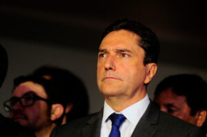 Ministro José Antonio Gómez para en seco a ex comandantes por polémica carta