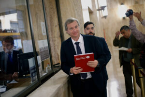 FOTO | #FirmaPorKast: José Antonio Kast se autotrollea por escaso apoyo y de paso le pega a Boric