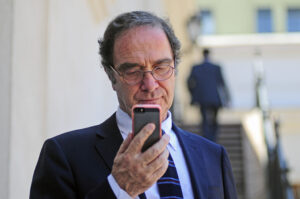 Hernán Larraín resume en 140 caracteres la gran bolsa de gatos que hay en la izquierda