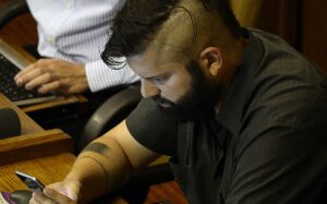 Las declaraciones con las que el papá de Gabriel Boric blinda al diputado por viaje familiar