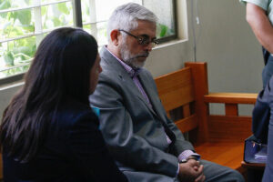 Historiador Leonardo León quedó en prisión preventiva tras ser acusado de abuso sexual contra su hija