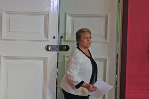 Bachelet inicia vacaciones tras suspenderlas por incendios y se traslada al sur