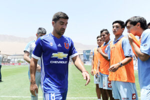 Johnny Herrera le para la mano al deseo de Pizarro de 'manejar' el camarín: 