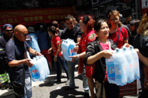 Empresarios chinos del Barrio Meiggs donan 50 toneladas de ayuda a damnificados por incendios forestales