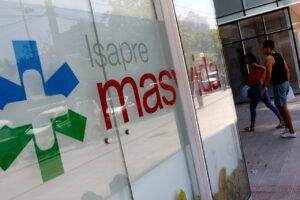 Policía de Investigaciones llega a oficinas de Masvida para incautar contabilidad de la Isapre